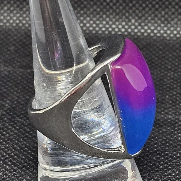 Purple Blue Ombre Lucite Dome Ring Sz 8.5 Squared Statement Silver Tone Neon - Picture 3 of 9